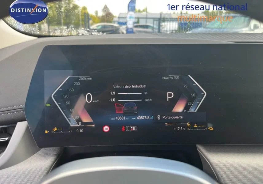 Tableau de bord numérique de BMW Série 2 Active Tourer 225e XDrive, affichant porte ouverte et vitesse à 0 km/h.