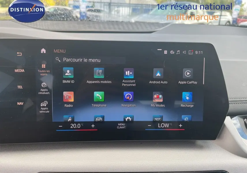 Écran tactile central de la BMW Série 2 Active Tourer 225e xDrive 2022 affichant le menu multimédia et climatisation.