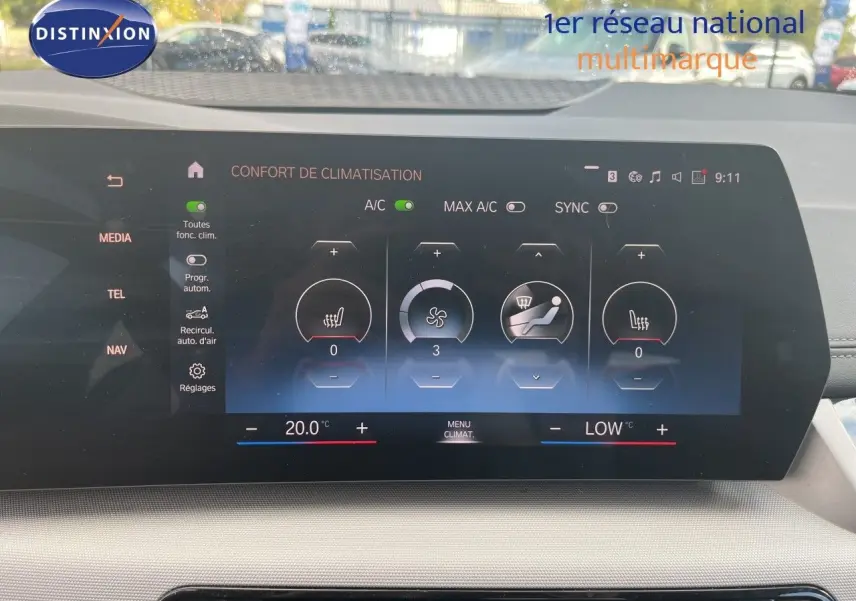Écran tactile du système de climatisation de la BMW Série 2 Active Tourer 225e XDrive 2022, affichant les réglages de confort.