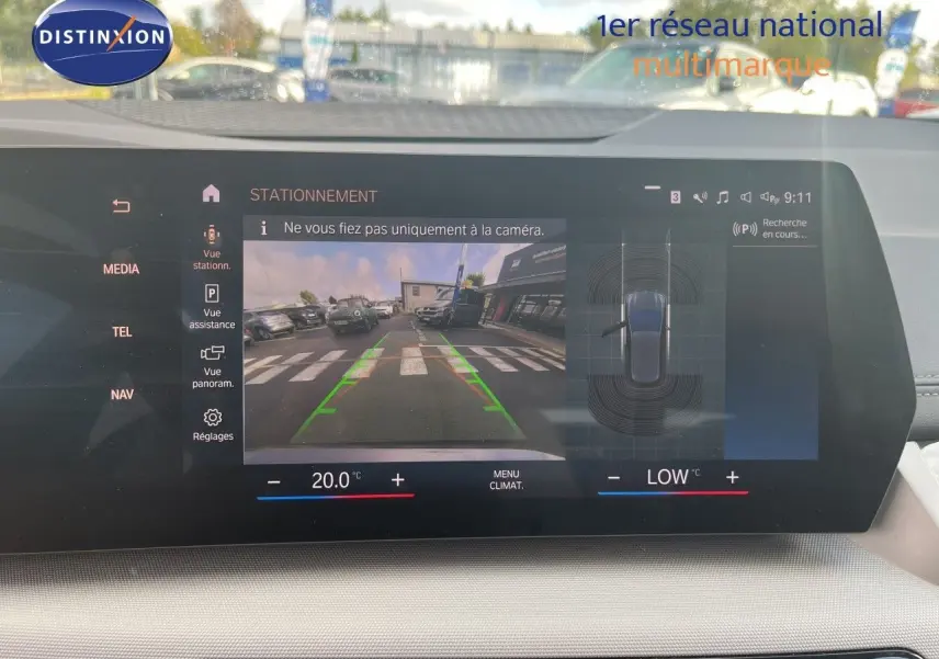 Écran central de la BMW Série 2 Active Tourer 225e XDrive 2022 montrant la caméra de recul et l’aide au stationnement.