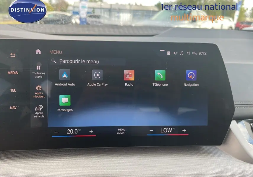 Écran tactile central de BMW Série 2 Active Tourer 225e XDrive 2022 affichant menu multimédia et climatisation.