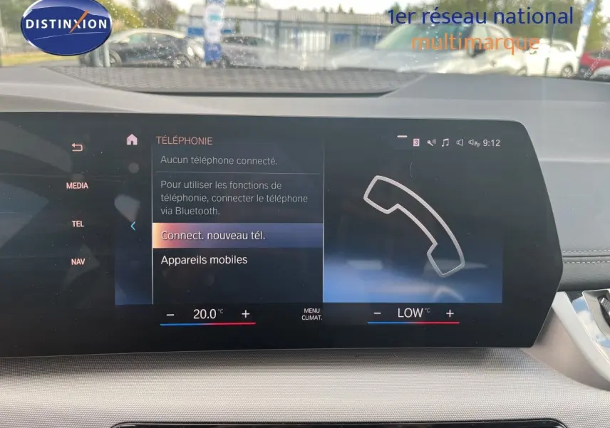 Écran tactile intérieur de la BMW Série 2 Active Tourer 225E XDrive 2022, affichant le menu téléphone et climatisation.