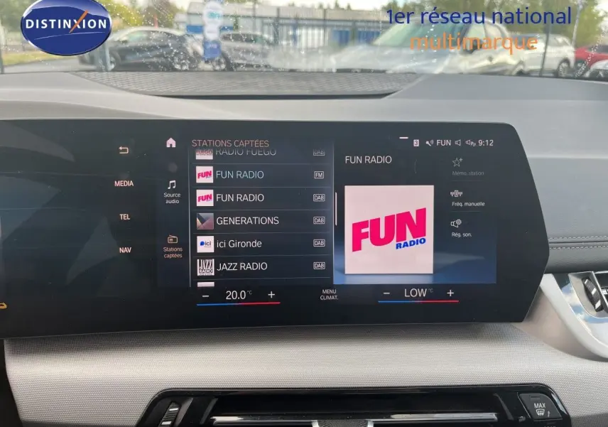 Vue rapprochée de l'écran multimédia intérieur du BMW Série 2 Active Tourer 225e XDrive, affichant la radio Fun Radio.