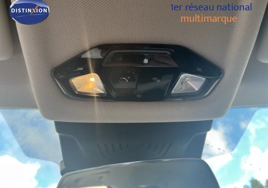 Vue en contre-plongée sur le plafonnier intérieur avec éclairage, dans une BMW Série 2 Active Tourer gris métallisé.