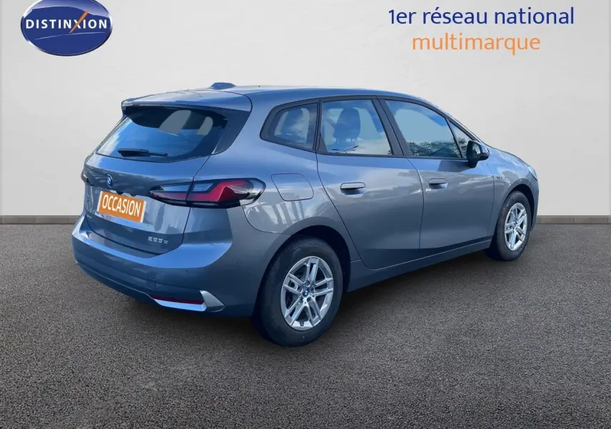 BMW Série 2 Active Tourer 225e xDrive gris métallisé vue 3/4 arrière droit sur fond neutre.