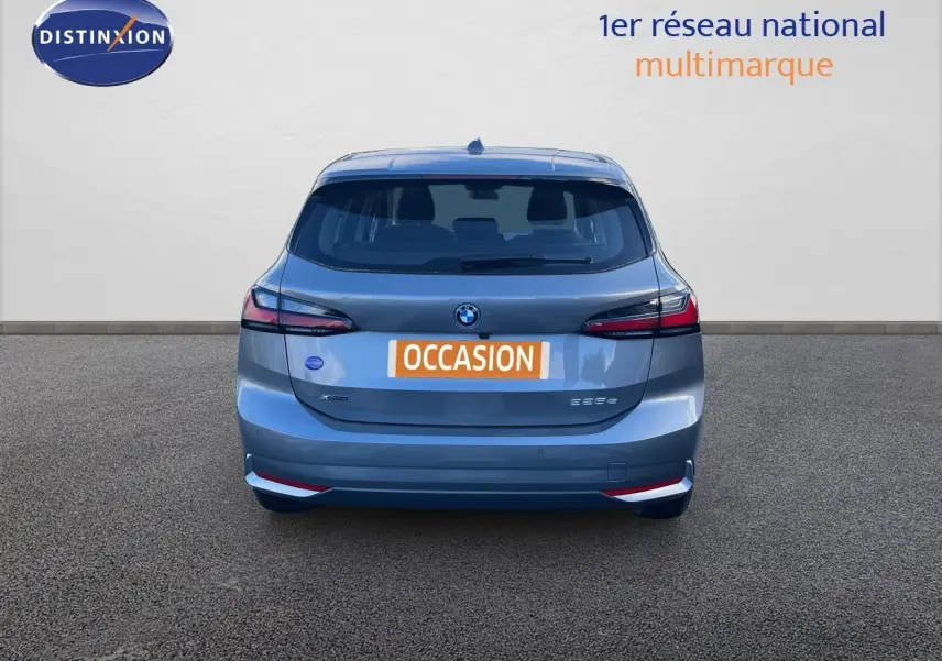 Vue arrière d'une BMW Série 2 Active Tourer 225e xDrive grise métallisée, avec feux arrière LED et plaque "OCCASION".