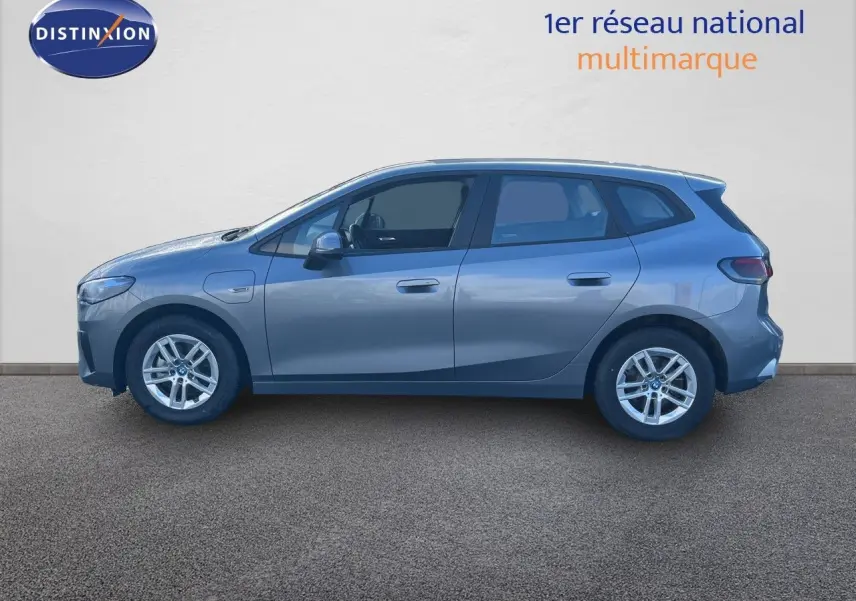 Profil droit d'une BMW Série 2 Active Tourer 225e xDrive gris métallisé, avec jantes alliage et vitres teintées.