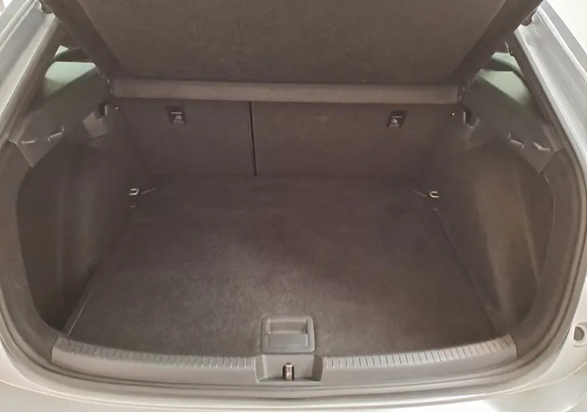 Coffre ouvert du Volkswagen Taigo 1.0 TSI 110 DSG7 R-Line en Reflet d'argent, montrant l'espace de chargement vide.