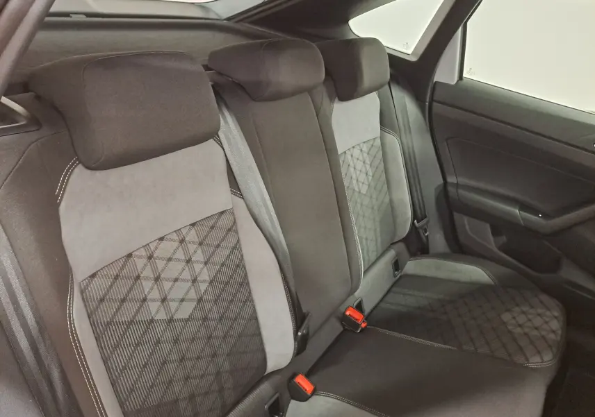 Vue intérieure des sièges arrière en tissu gris et noir du Volkswagen Taigo 2024 finition R-Line.