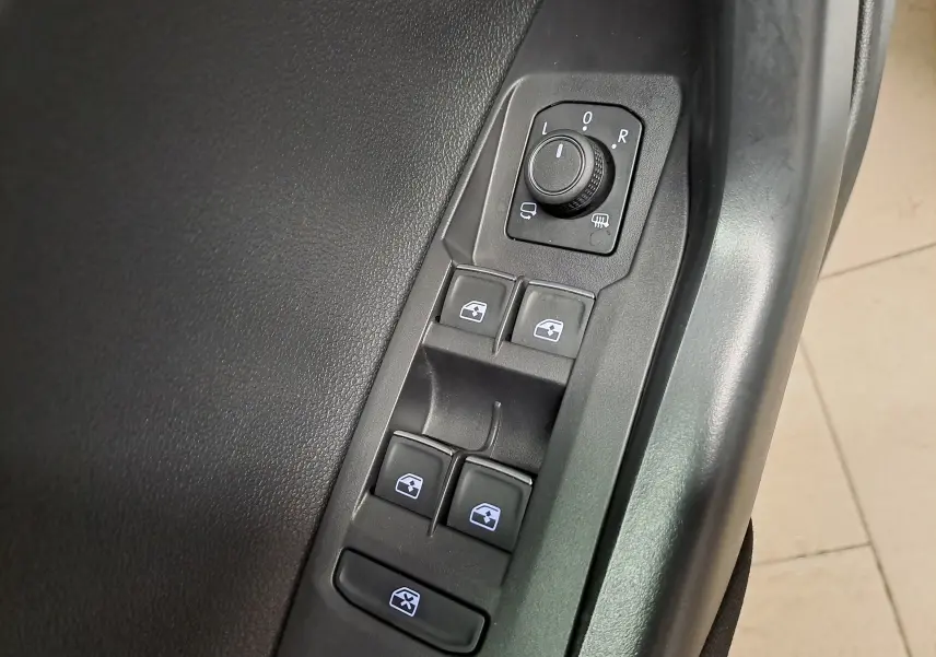 Panneau de commandes des vitres et rétroviseurs côté gauche intérieur du Volkswagen Taigo 2024 finition R-Line.