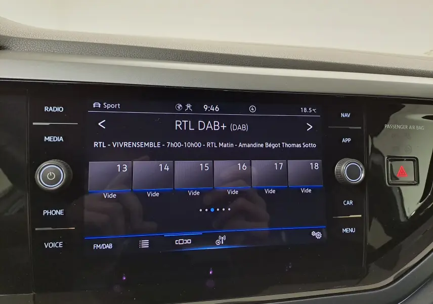 Écran tactile central du Volkswagen Taigo 2024 en mode radio DAB+, avec commandes autour et finition noire brillante.