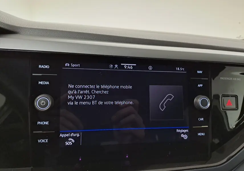 Écran tactile central du Volkswagen Taigo 2024 affichant les instructions de connexion Bluetooth, avec commandes autour.