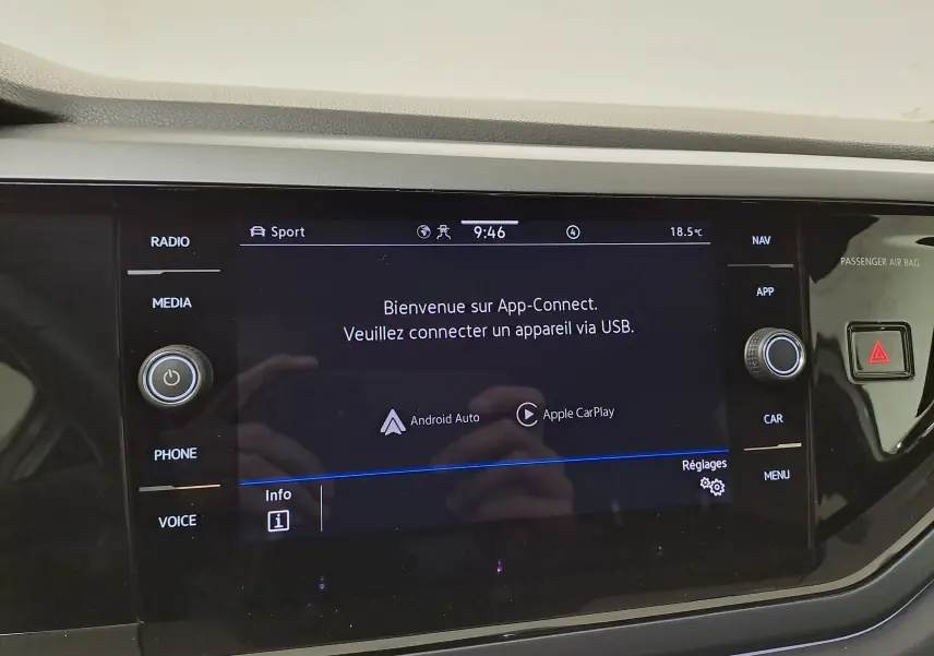 Écran tactile central du Volkswagen Taigo 2024 affichant l'interface App-Connect avec options Android Auto et Apple CarPlay.