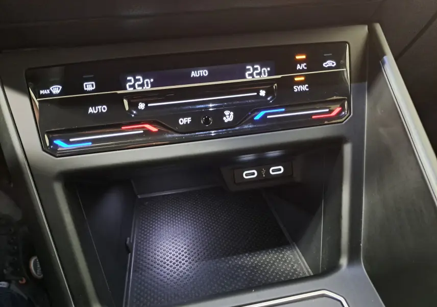 Panneau de commande de la climatisation automatique du Volkswagen Taigo 1.0 TSI R-Line avec affichage digital et ports USB-C.