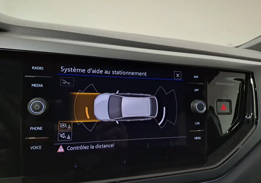 Écran du système d'aide au stationnement du Volkswagen Taigo 2024 affichant la détection avant en orange.