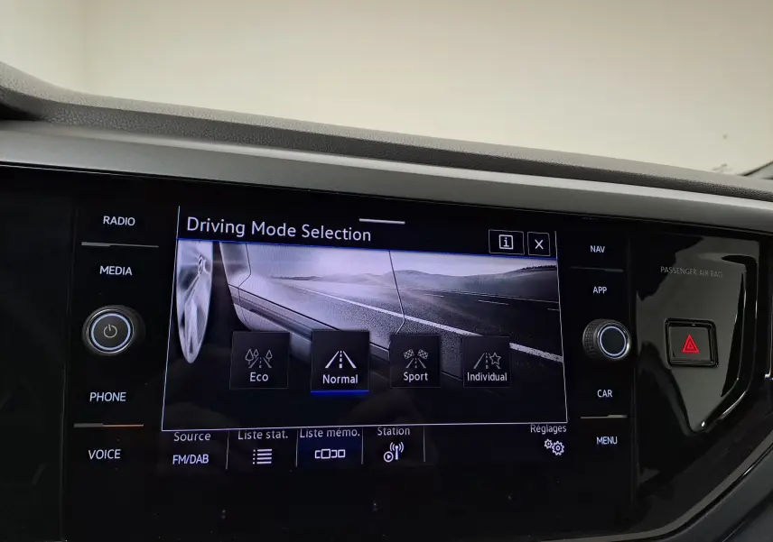 Écran tactile intérieur du Volkswagen Taigo 2024 montrant la sélection des modes de conduite avec options Eco, Normal, Sport et Individual.