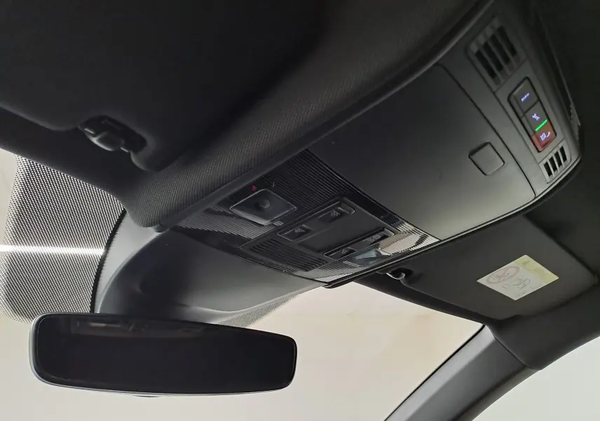 Plafonnier et rétroviseur intérieur noir du Volkswagen Taigo 2024, version R-Line, avec commandes lumineuses intégrées.