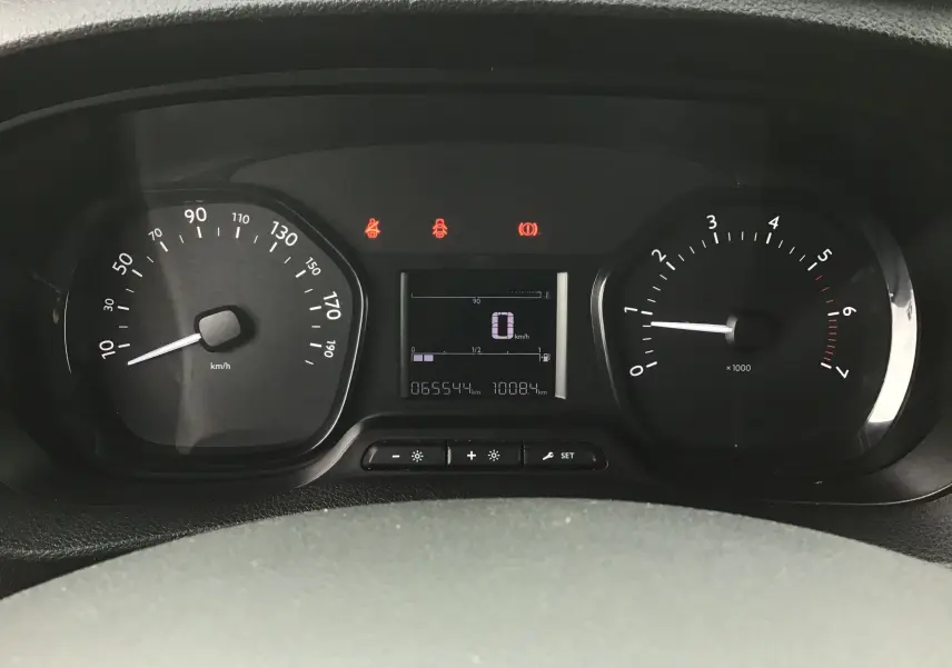 Vue rapprochée du tableau de bord noir de l'Opel Vivaro blanc 2022, affichant vitesse et compte-tours.