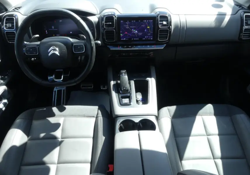 Intérieur clair du Citroën C5 Aircross 2020, vue avant sur tableau de bord, volant cuir et écran tactile central.