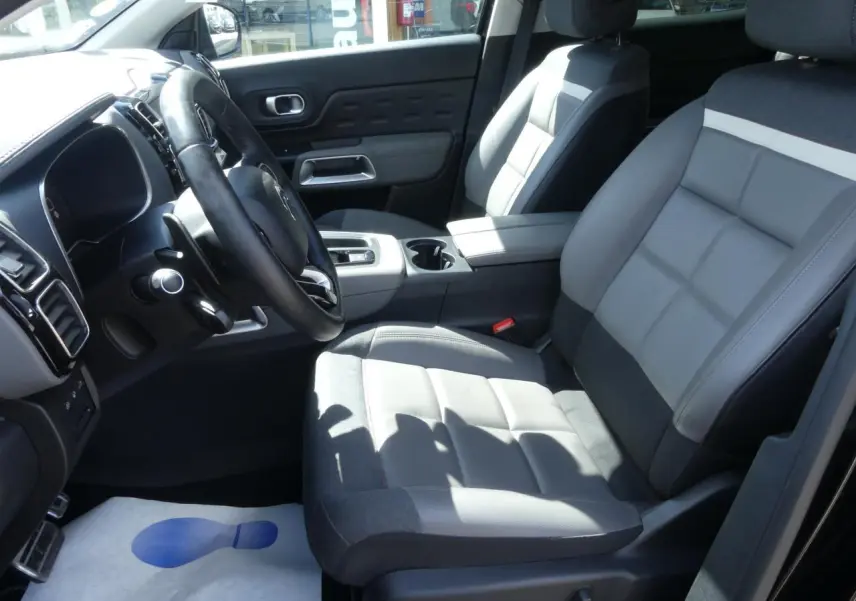 Intérieur avant du Citroën C5 Aircross 2020, sièges cuir gris et volant en cuir noir, vue côté conducteur.