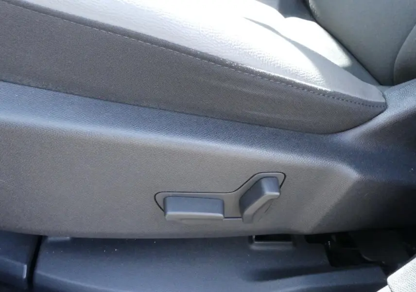 Détail des commandes de réglage manuel du siège avant en tissu gris du Citroën C5 Aircross noir.