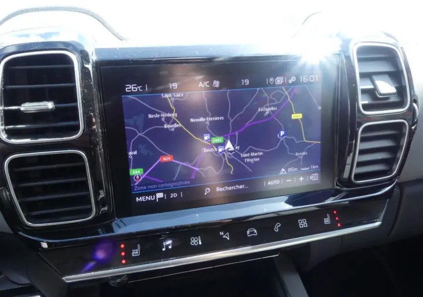 Écran tactile central avec navigation GPS et aérateurs noirs brillants dans l'habitacle du Citroën C5 Aircross noir.