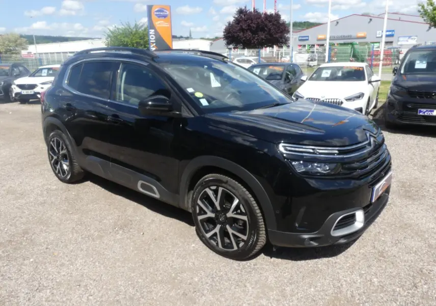 Vue 3/4 avant d'un SUV Citroën C5 Aircross noir nacré avec jantes alliage et protections latérales grises.