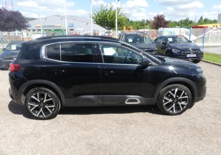 Profil côté gauche d'un Citroën C5 Aircross noir nacré avec jantes alliage 19 pouces et vitres surteintées.