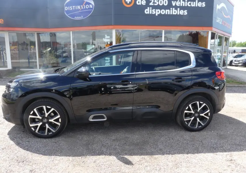 Profil côté gauche du SUV Citroën C5 Aircross noir nacré avec jantes alliage et contours de vitres chromés.