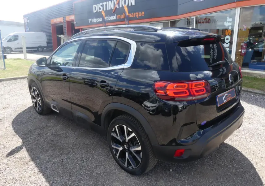 Citroën C5 Aircross noir perla nacré vu en 3/4 arrière droit avec jantes alliage et contours chromés.