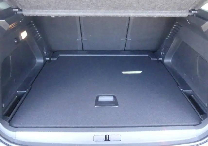 Coffre ouvert du Citroën C5 Aircross noir 2020, montrant le plancher plat et les rangements latéraux.