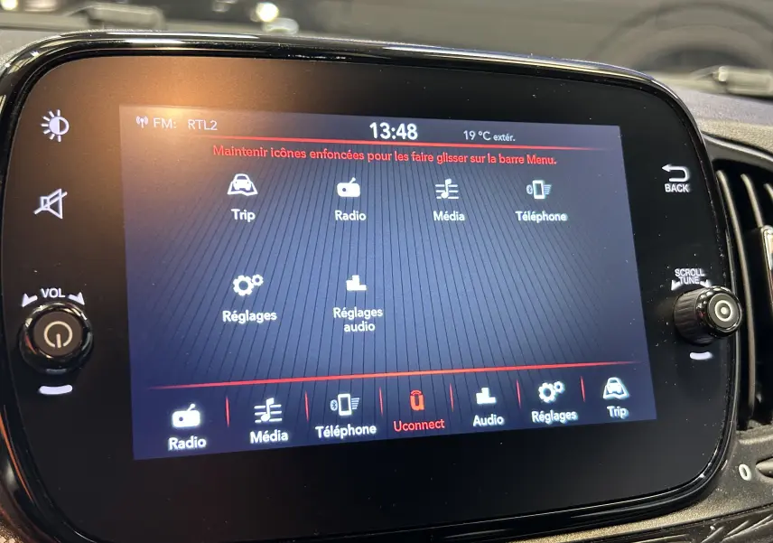 Écran tactile central de la Fiat 500 noir 2023 affichant le menu multimédia avec réglages audio et téléphone.
