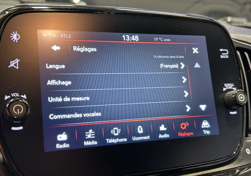 Écran tactile central de la Fiat 500 2023 affichant le menu Réglages en intérieur noir.