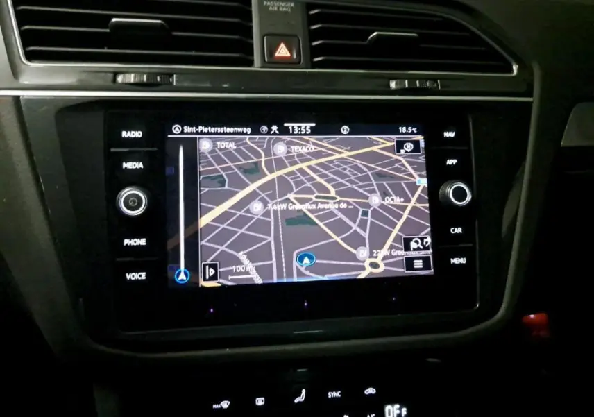 Écran tactile de navigation Discover Media affichant une carte, tableau de bord intérieur du Volkswagen Tiguan argent Fleuret.