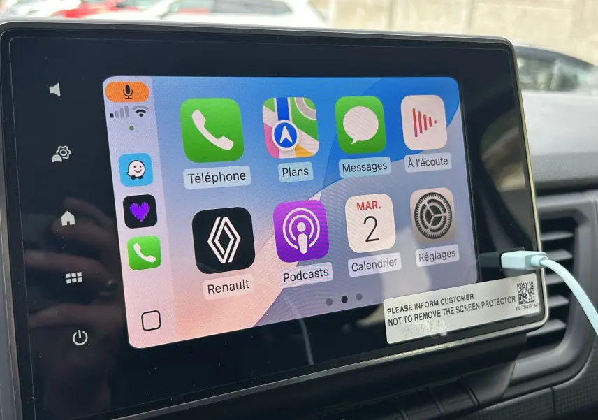 Écran tactile 8 pouces du Renault Trafic Combi 2025 affichant Apple Carplay avec icônes colorées.