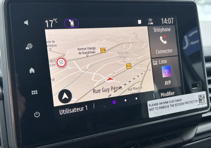 Écran tactile de navigation Easy Link 8 pouces du Renault Trafic Combi, affichant une carte et options connectivité.