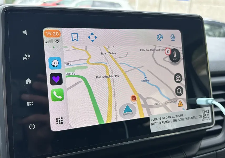 Écran tactile 8 pouces du Renault Trafic Combi blanc glacier, affichant la navigation GPS avec interface Android Auto.