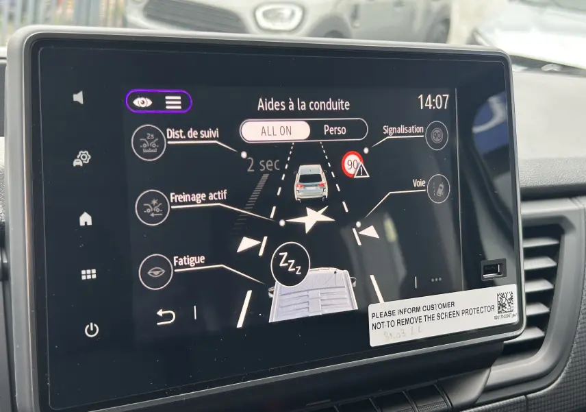 Écran tactile du système Easy Link du Renault Trafic Combi 2025 montrant les aides à la conduite.