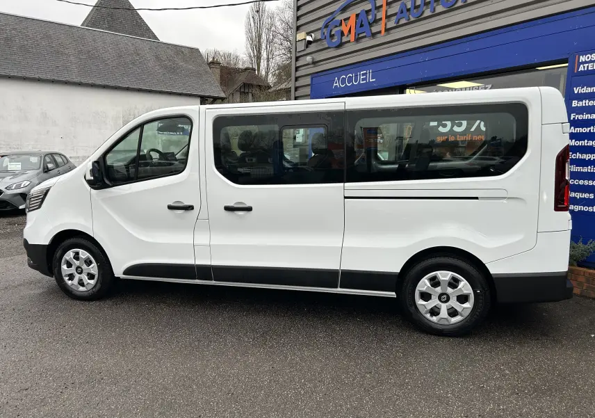 Profil droit du Renault Trafic Combi blanc glacier 2025 avec porte latérale coulissante et vitres teintées.