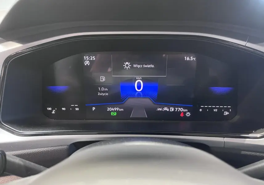 Vue rapprochée du combiné d'instruments digital du Volkswagen T-Roc 2025 en Deep Black Pearlescent.