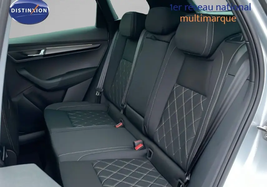 Vue intérieure côté droit des sièges arrière en tissu noir avec surpiqûres contrastées du Skoda Karoq gris argent 2025.