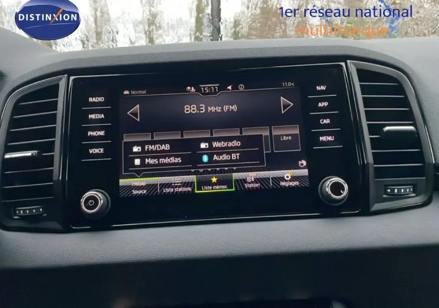Écran tactile central du tableau de bord du Skoda Karoq gris argent 2025, affichant les options radio et médias.