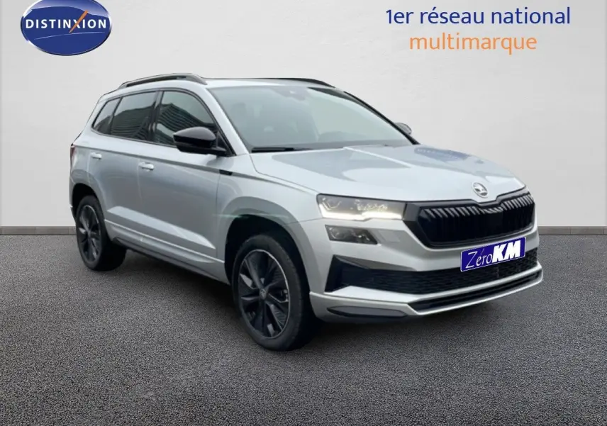 SKODA KAROQ 1.5 TSI gris argent métal en 3/4 avant droit, avec calandre noire et jantes foncées sportline.