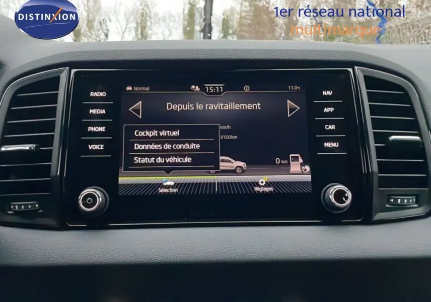 Écran central tactile du tableau de bord du Skoda Karoq 2025 avec menu de conduite affiché, intérieur noir.