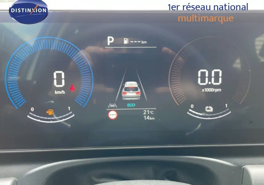 Affichage numérique du tableau de bord du Hyundai Tucson blanc, montrant la vitesse à 0 km/h et le mode ECO activé.