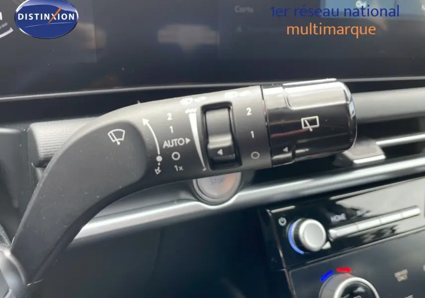 Gros plan sur la commande d'essuie-glace dans l'habitacle du Hyundai Tucson blanc Atlas 2026, version hybride.