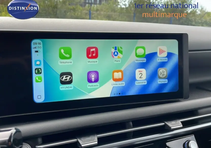 Écran tactile central du Hyundai Tucson 2026 affichant les applications connectées, intérieur moderne et épuré.