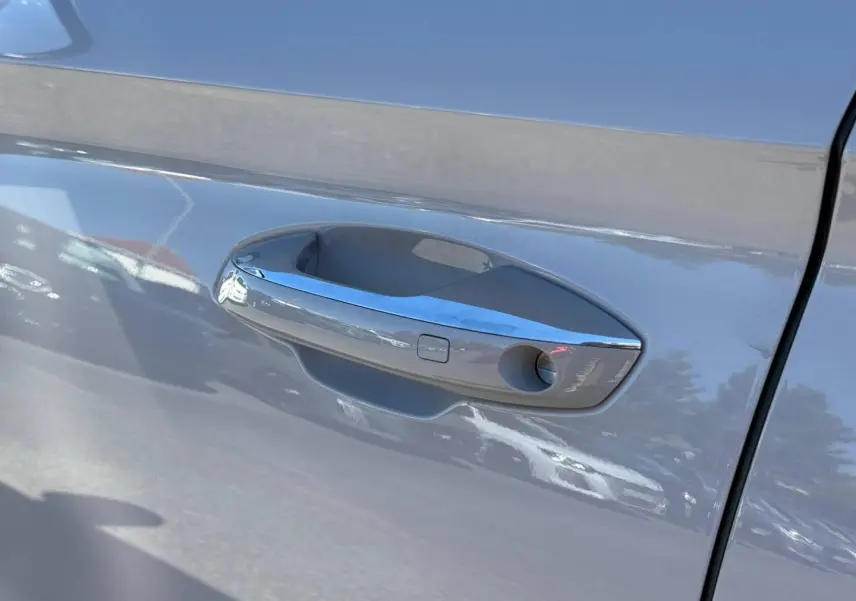 Poignée de porte côté gauche en gros plan sur BYD SEAL U 2026 couleur Boundless Cloud métallisé.