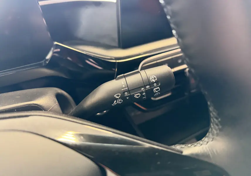 Gros plan sur la manette de commande des essuie-glaces dans l’habitacle noir du MG3 cosmic silver 2025.