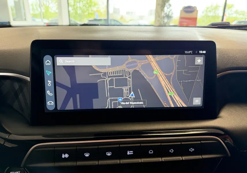 Vue rapprochée de l’écran tactile central 10,25 pouces du MG3 2025 affichant la navigation GPS.